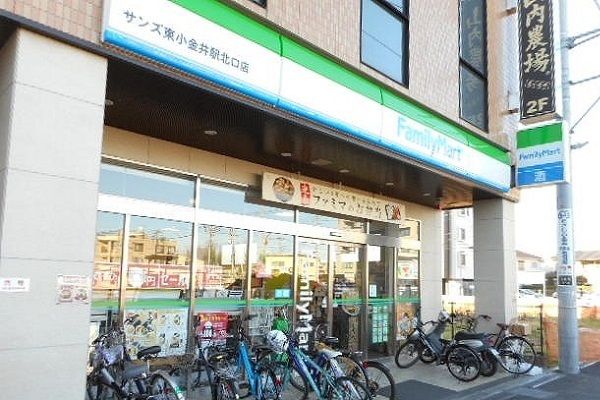近くのファミリーマートまで76m（徒歩1分）