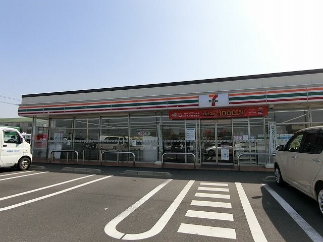 近くのコンビニまで600m（徒歩8分）