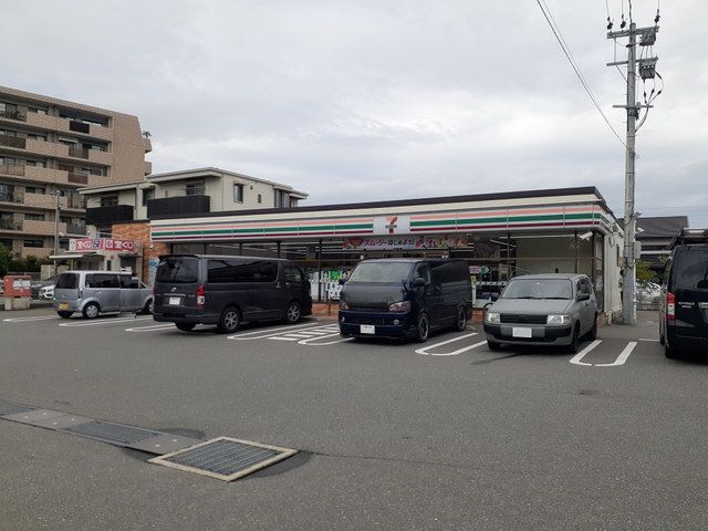 近くのセブンイレブン福岡次郎丸4丁目まで550m（徒歩7分）