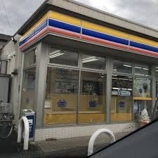 近くのミニストップ桜ヶ丘店まで900m（徒歩12分）