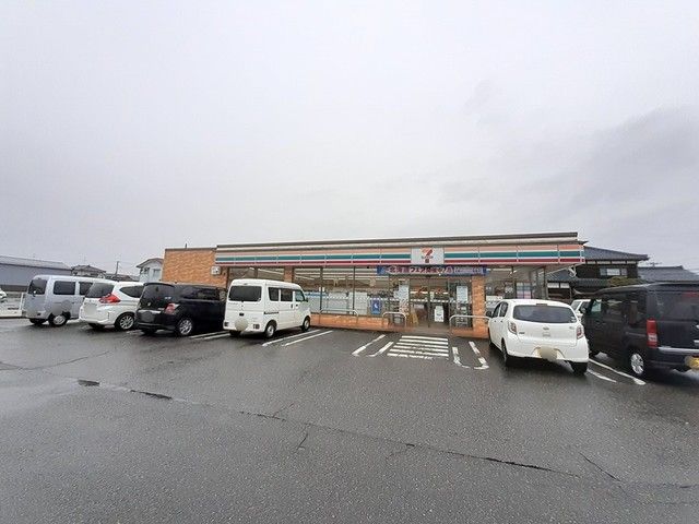 近くのセブンイレブン鯵潟店まで240m（徒歩3分）