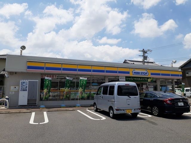 近くのミニストップまで350m（徒歩5分）