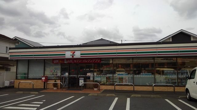 近くのセブンイレブンまで450m（徒歩6分）