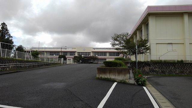 近くの久住小学校まで650m(徒歩9分)