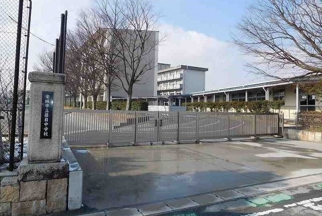 近くの篠目中学校まで1,400m(徒歩18分)