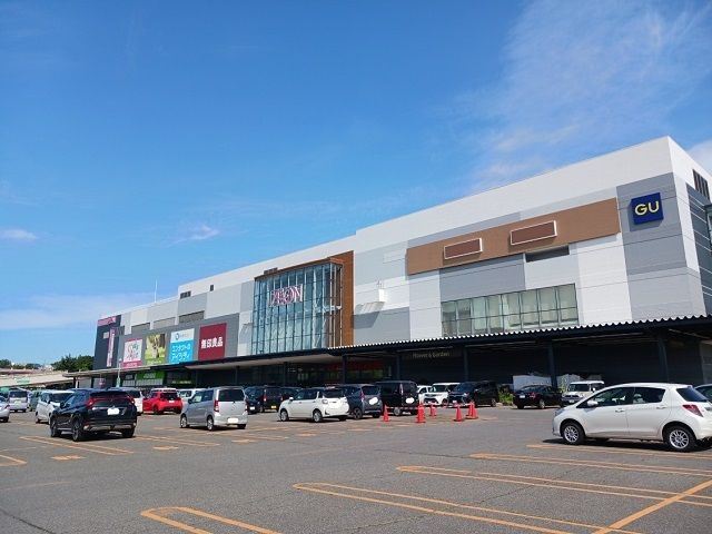 近くのイオンモール旭川西店まで900m（徒歩12分）