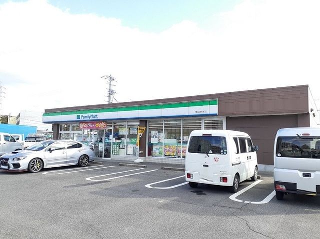 近くのファミマまで600m(徒歩8分)