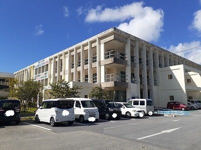 近くの宜野湾市役所まで6,110m（徒歩77分）