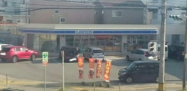 近くのローソン宇地泊店まで30m（徒歩1分）