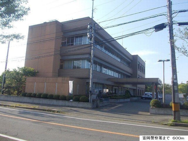 近くの警察署まで600m(徒歩8分)