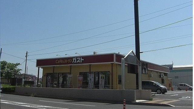 近くのガストさんまで700m（徒歩9分）
