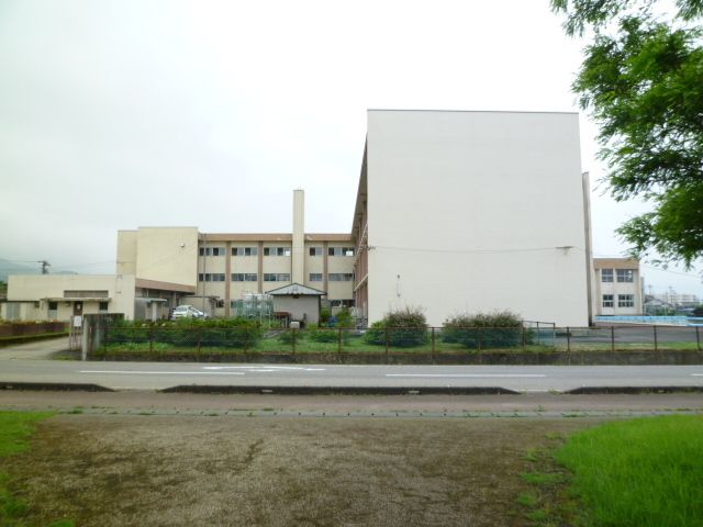 近くの井波小学校まで2,400m（徒歩30分）