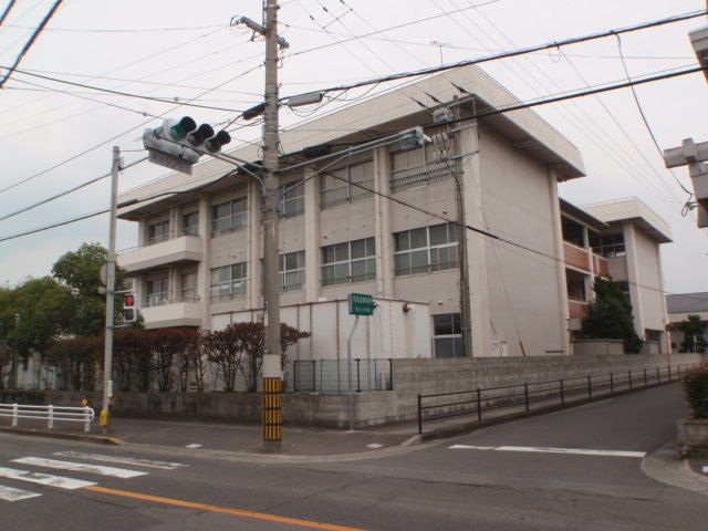 近くの丸亀市立飯野小学校まで1,000m（徒歩13分）