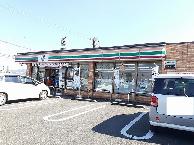 近くのセブンイレブン三股新馬場店まで250m(徒歩4分)