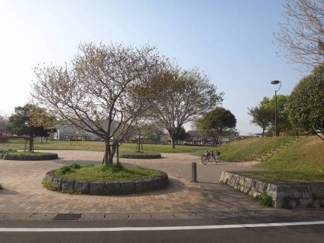 近くの上坂公園まで400m（徒歩5分）
