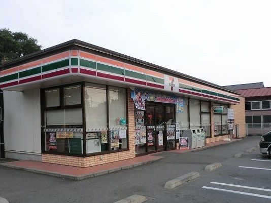 近くのセブンイレブン安中岩井店まで1,100m（徒歩14分）
