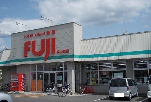 近くのスーパーチェーンふじ永山西店まで800m（徒歩10分）