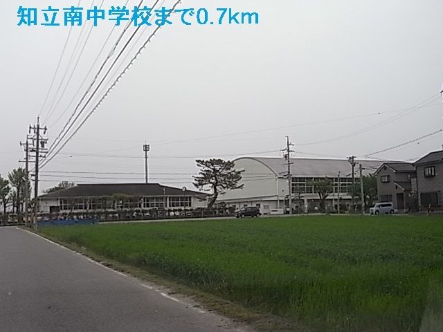 近くの中学校まで700m（徒歩9分）