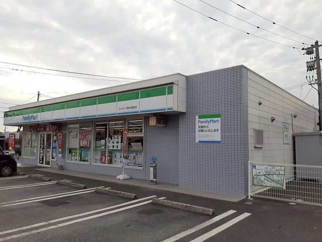 近くのファミリーマートサンロード良町まで400m（徒歩5分）