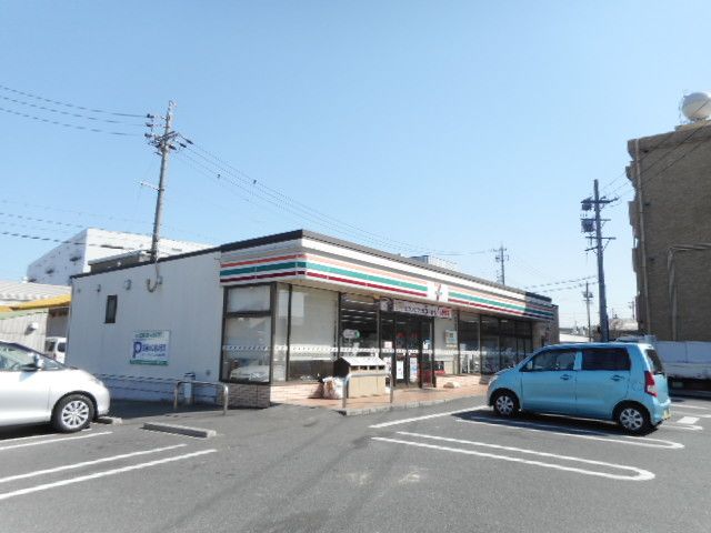 近くのコンビニまで190m（徒歩3分）