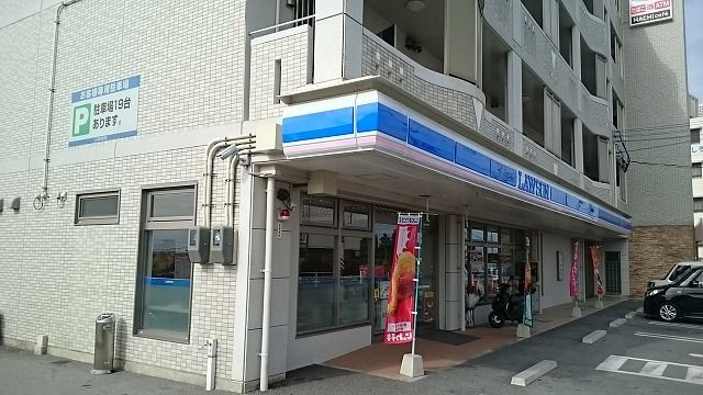 近くのローソン昭和薬科大附属高校前店まで450m(徒歩6分)