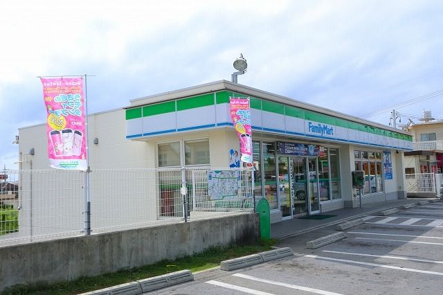 近くのファミリーマート読谷とや店まで250m（徒歩4分）