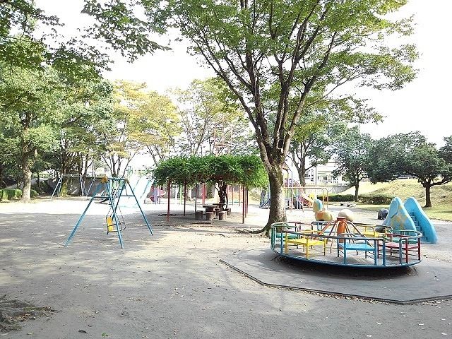近くの栄楽公園まで750m（徒歩10分）
