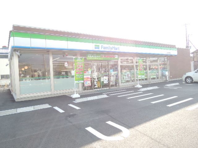 近くのファミリーマート富士新橋町店まで87m（徒歩2分）