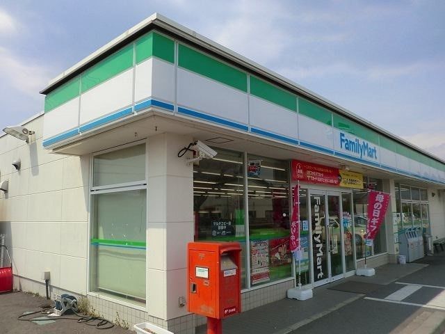 近くのファミリーマート西倉内町店まで550m（徒歩7分）