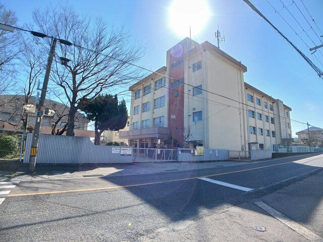 近くの紀伊小学校様まで690m(徒歩9分)