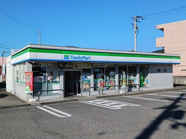 近くのファミリーマート川之江大門店まで114m（徒歩2分）
