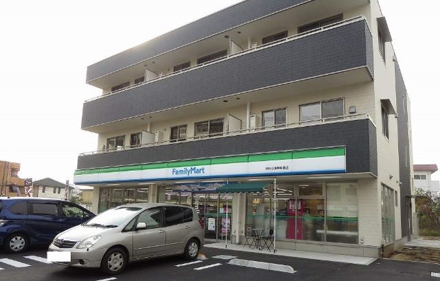 近くのファミリーマートまで300m（徒歩4分）