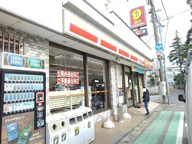 近くのコンビニまで600m（徒歩8分）