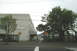 近くの幌西小学校まで500m（徒歩7分）
