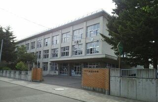 近くの啓明中学校まで560m（徒歩7分）