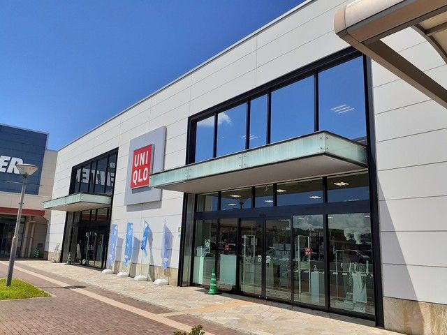 近くのユニクロ紀伊川辺店様まで1,100m(徒歩14分)