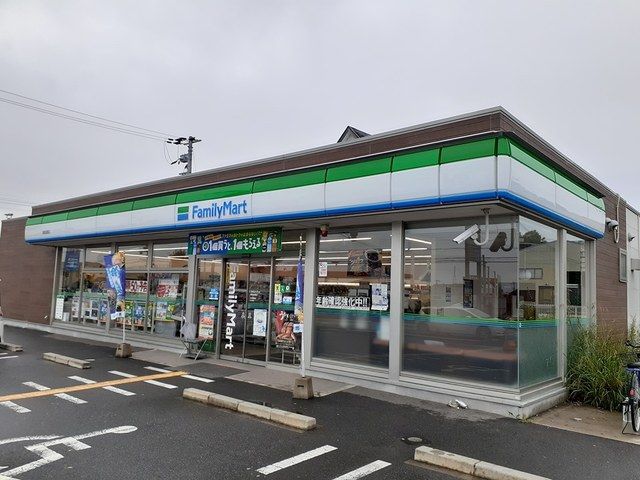 近くのファミリーマート様まで777m(徒歩10分)
