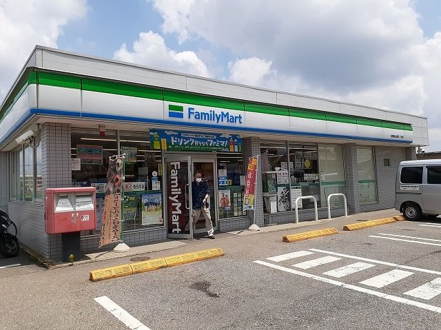 近くのファミリーマートまで450m（徒歩6分）