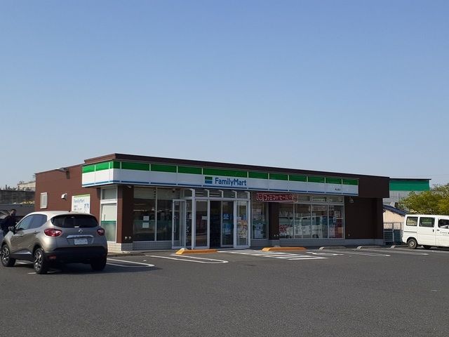 近くのファミリーマート岡山郡店まで900m（徒歩12分）