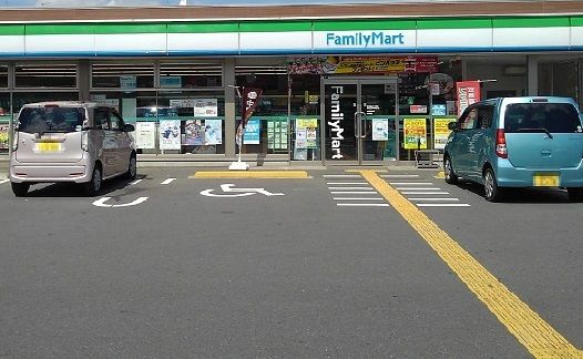近くのファミリーマート滑川店まで220m(徒歩3分)