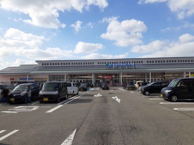 近くのヤマザワ鶴岡店まで880m（徒歩11分）