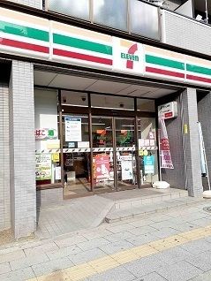 近くのコンビニまで240m（徒歩3分）