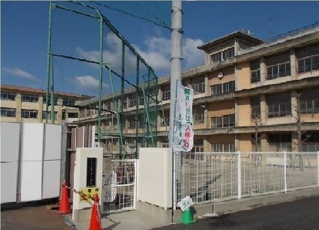 近くの今治市立乃万小学校まで1,500m（徒歩19分）