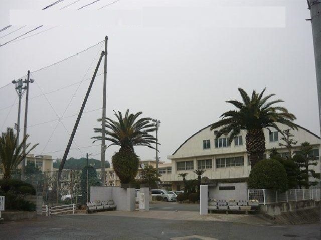 近くの今治市立西中学校まで550m（徒歩7分）