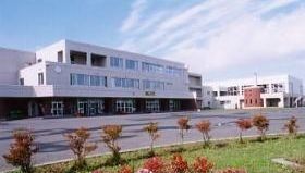 近くの江別市立中央中学校まで1,400m（徒歩18分）