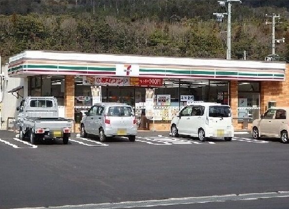 近くのコンビニまで1,200m（徒歩15分）