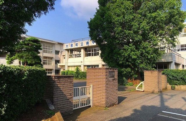 近くの大泉町立南中学校まで2,400m（徒歩30分）
