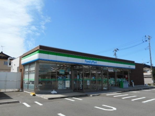 近くのファミリーマートまで260m(徒歩4分)