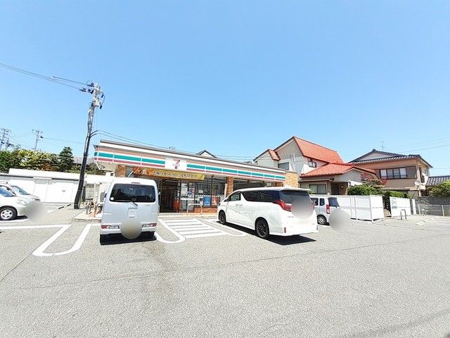 近くのセブンイレブン新潟小針藤山店まで690m（徒歩9分）