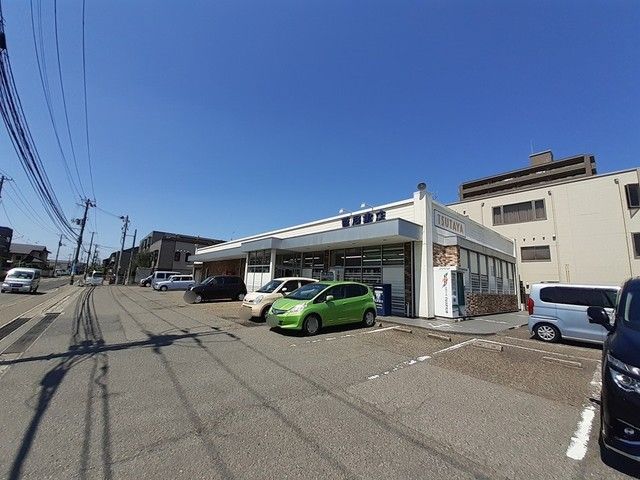 近くの蔦屋書店　小針店まで1,180m（徒歩15分）